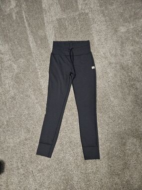 Vuori W9mens Navy & Black Stripe Leggings